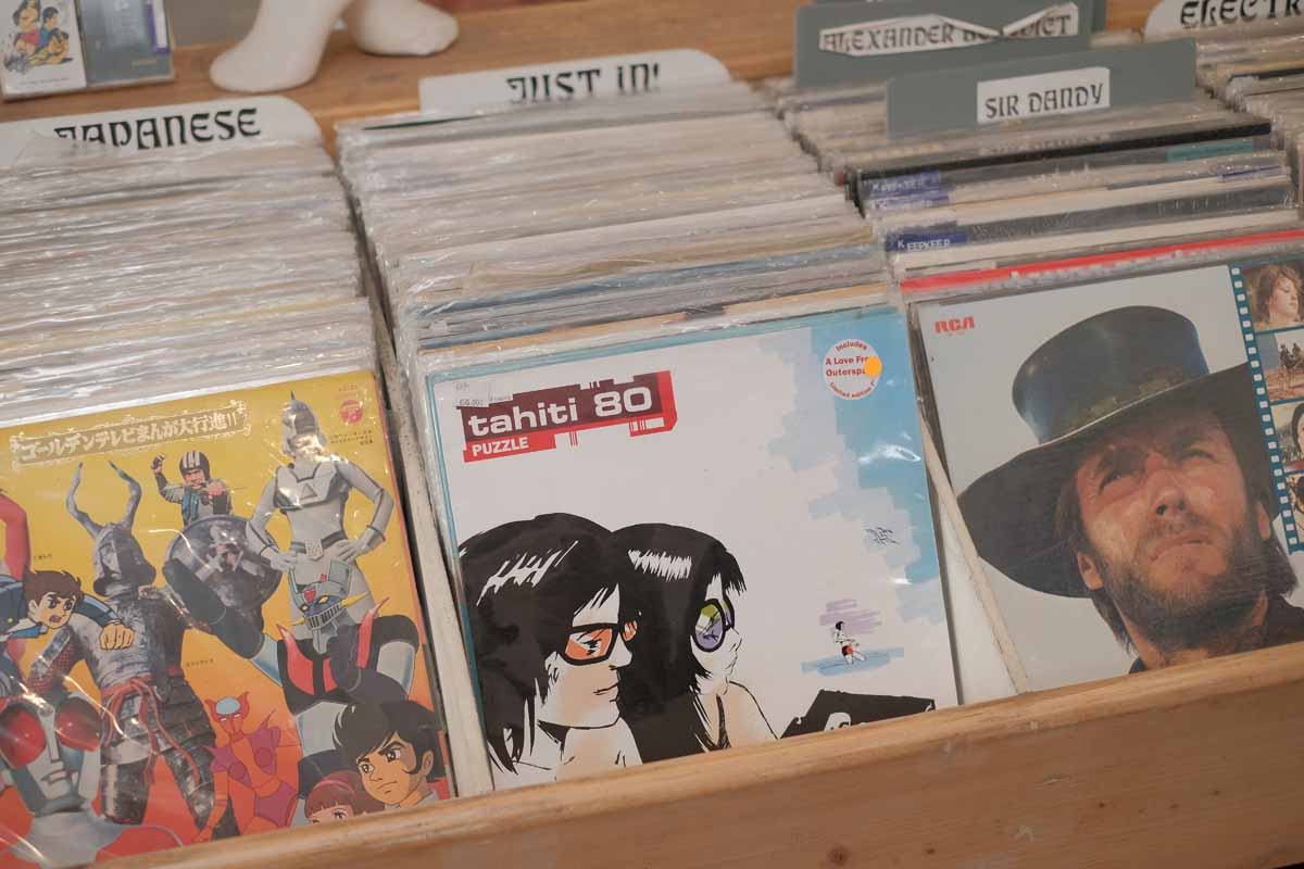 Salah satu rak Vinyl yang ada di Keepkeep Music